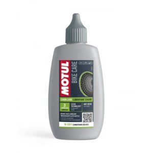 OPIS MOTUL® Chain Lube Dry podmazuje sve vrste lanaca za bicikle postavljene na gradske, cestovne, brdske bicikle koji se koriste u suhim i sunčanim uvjetima. Koristeći tehnologiju estera, MOTUL® Chain Lube Dry nudi vrlo visok kapacitet podmazivanja za lance bicikala, pogonske sklopove, kazete, ručice, mjenjače koji se koriste u suhim uvjetima. Prikladno za konvencionalne i električne bicikle. Značajka: Zapremina: 100 ml Službeni proizvod Tour de Francea Prije upotrebe bočicu dobro protresti Koristite MOTUL® Chain Lube Dry nanošenjem proizvoda na unutarnju stranu karika lanca dok pedalirate u suprotnom smjeru. MOTUL® Chain Lube Dry potpuno prianja nakon nekoliko minuta Obrišite višak proizvoda čistom krpom