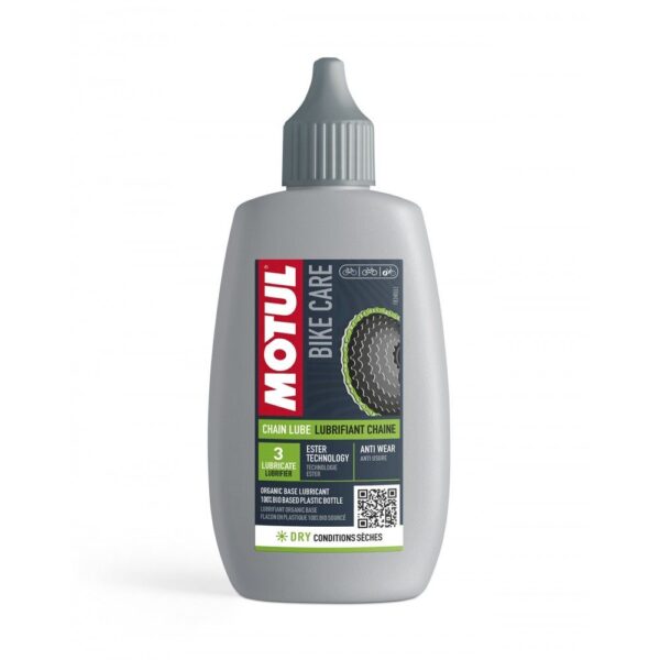 OPIS MOTUL® Chain Lube Dry podmazuje sve vrste lanaca za bicikle postavljene na gradske, cestovne, brdske bicikle koji se koriste u suhim i sunčanim uvjetima. Koristeći tehnologiju estera, MOTUL® Chain Lube Dry nudi vrlo visok kapacitet podmazivanja za lance bicikala, pogonske sklopove, kazete, ručice, mjenjače koji se koriste u suhim uvjetima. Prikladno za konvencionalne i električne bicikle. Značajka: Zapremina: 100 ml Službeni proizvod Tour de Francea Prije upotrebe bočicu dobro protresti Koristite MOTUL® Chain Lube Dry nanošenjem proizvoda na unutarnju stranu karika lanca dok pedalirate u suprotnom smjeru. MOTUL® Chain Lube Dry potpuno prianja nakon nekoliko minuta Obrišite višak proizvoda čistom krpom